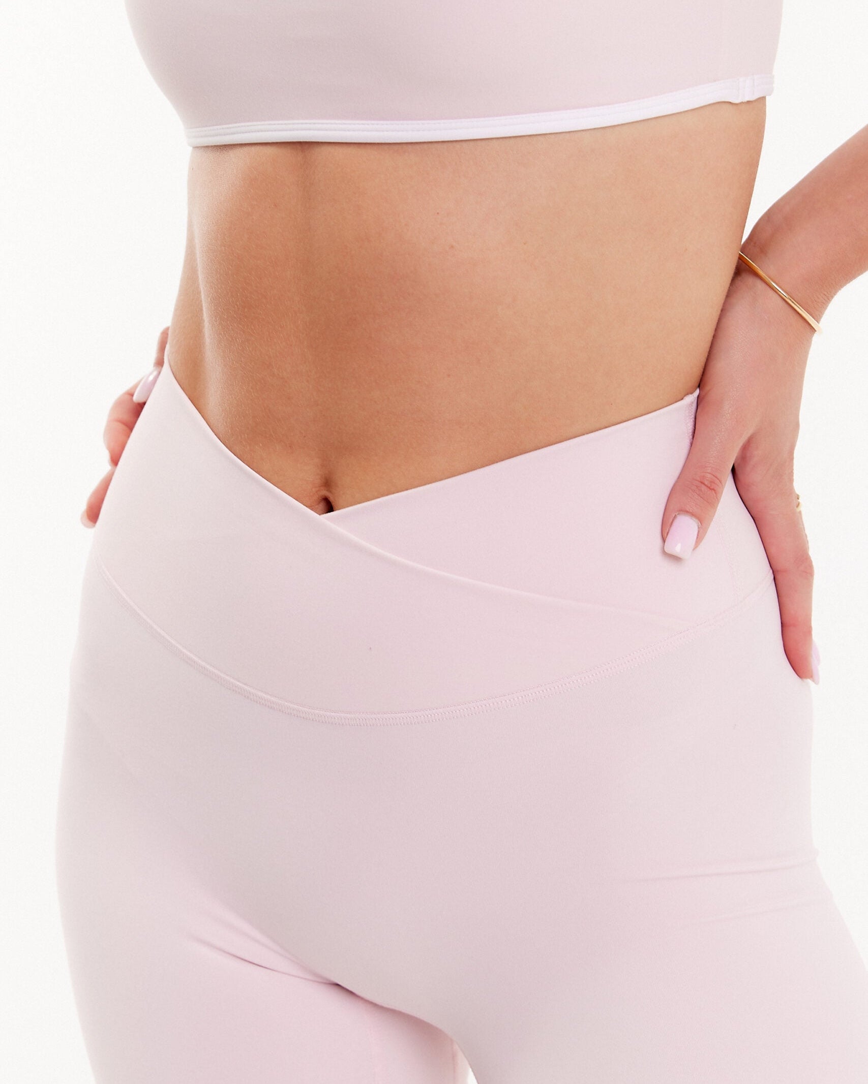 Zbliżenie jasnoróżowych spodenek co ćwiczeń z pasem na zakładkę w kształcie litery V