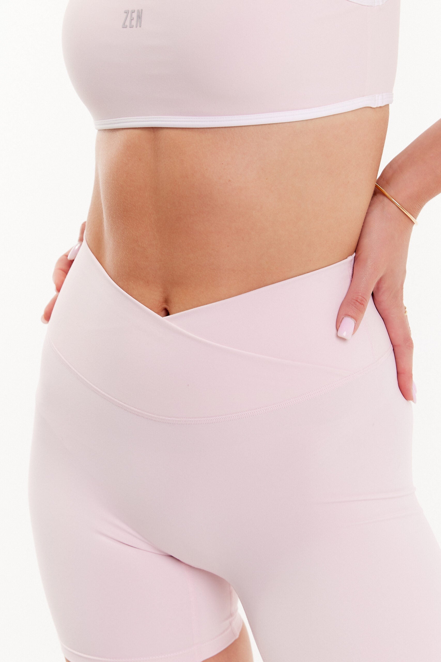 Zbliżenie jasnoróżowych spodenek co ćwiczeń z pasem na zakładkę w kształcie litery V