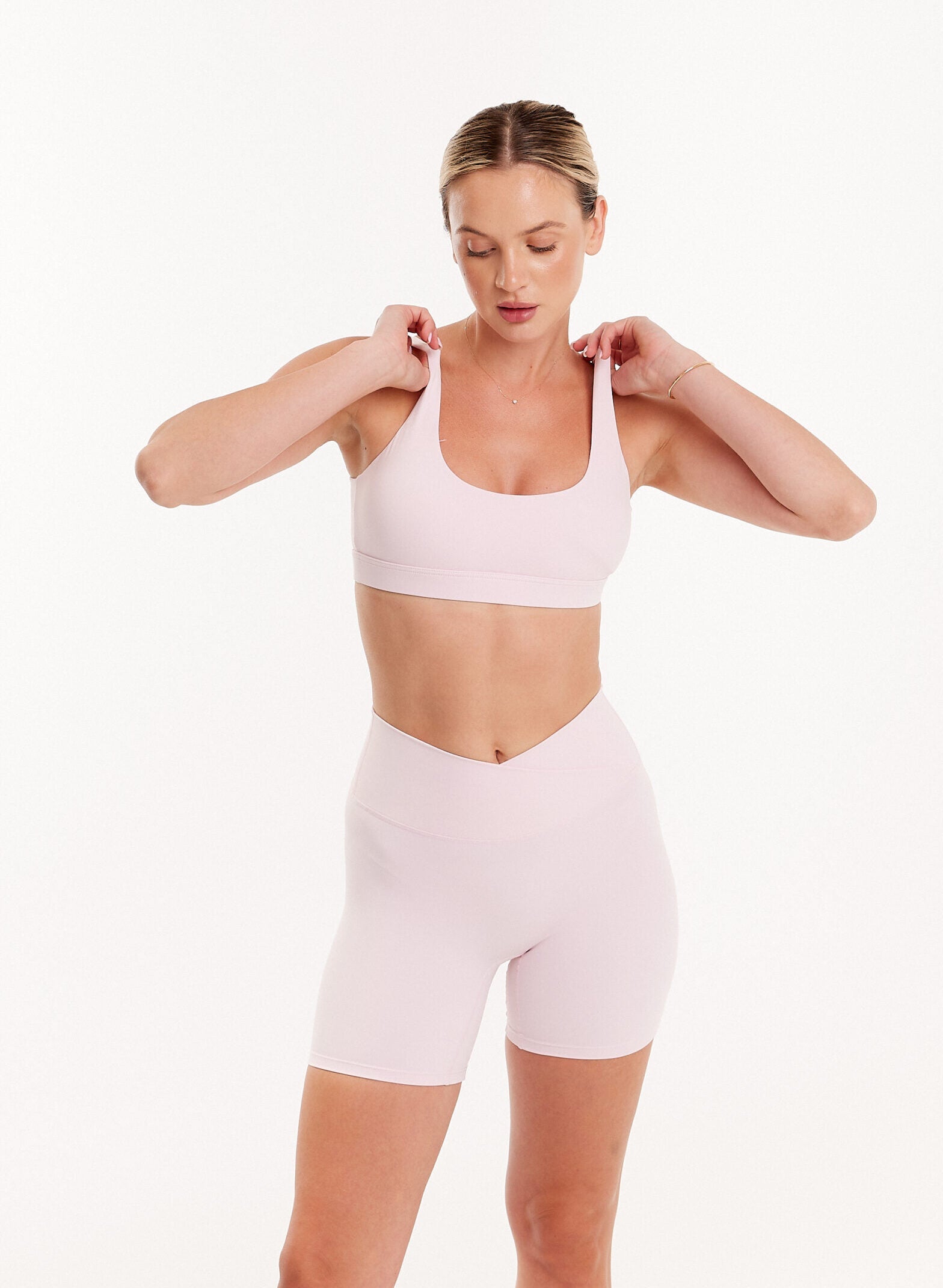 Blondynka w minimalistycznym różowym zestawie sportowym