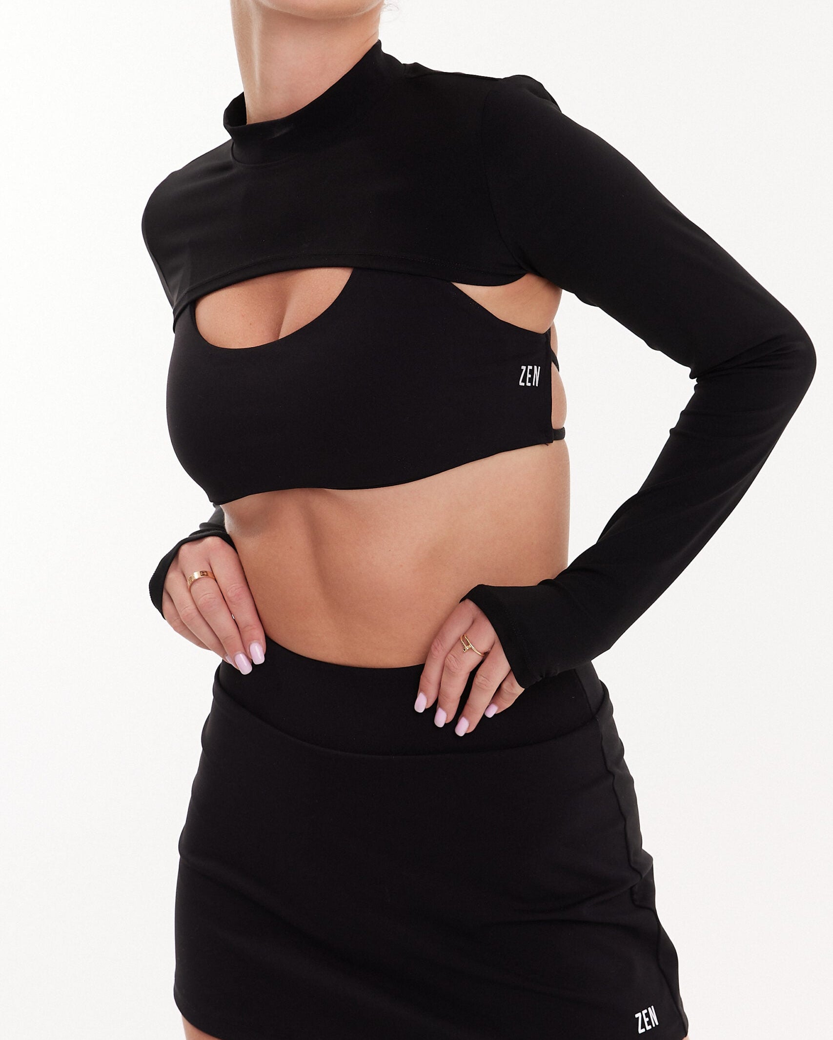 Kobieta w czarnym eleganckim letnim komplecie sportowym