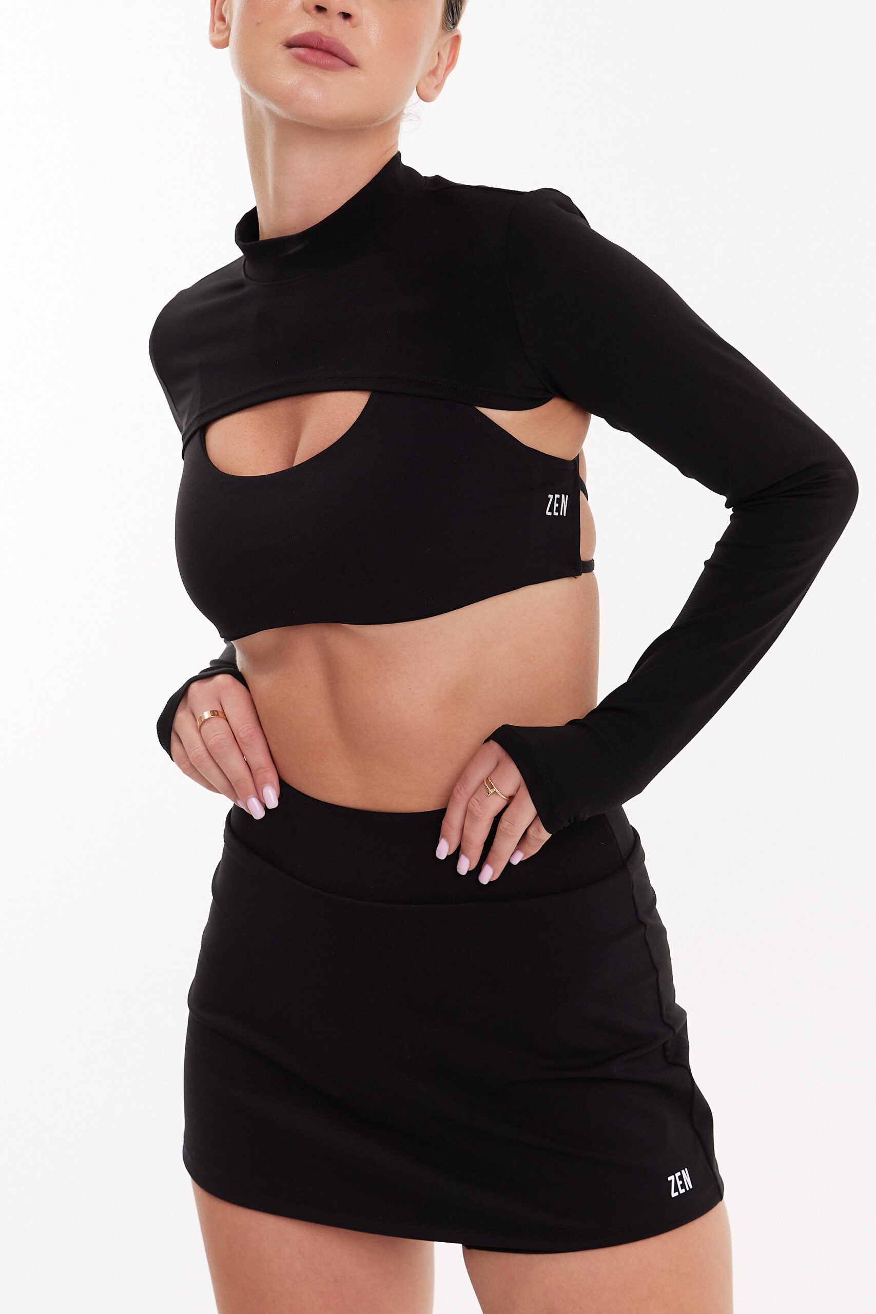 Kobieta w czarnym eleganckim letnim komplecie sportowym